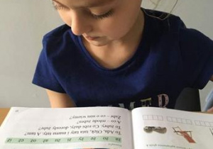 Dziewczynka czyta